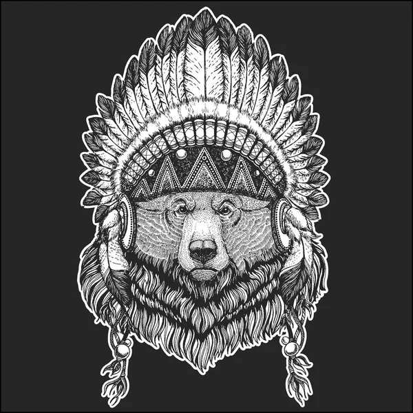 Gran oso pardo salvaje Animal fresco con tocado indio nativo americano con plumas Estilo boho chic Imagen dibujada a mano para tatuaje, emblema, insignia, logotipo, parche — Vector de stock