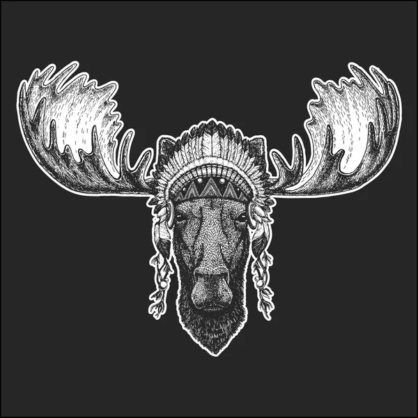 Orignal, wapiti Cool animal portant une coiffe indienne indigène avec des plumes Style Boho chic Image dessinée à la main pour tatouage, emblème, insigne, logo, patch — Image vectorielle