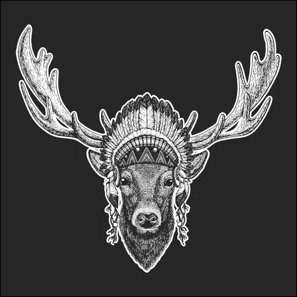 Ciervo Fresco animal que usa tocado indio nativo americano con plumas Estilo boho chic Imagen dibujada a mano para tatuaje, emblema, insignia, logotipo, parche — Vector de stock