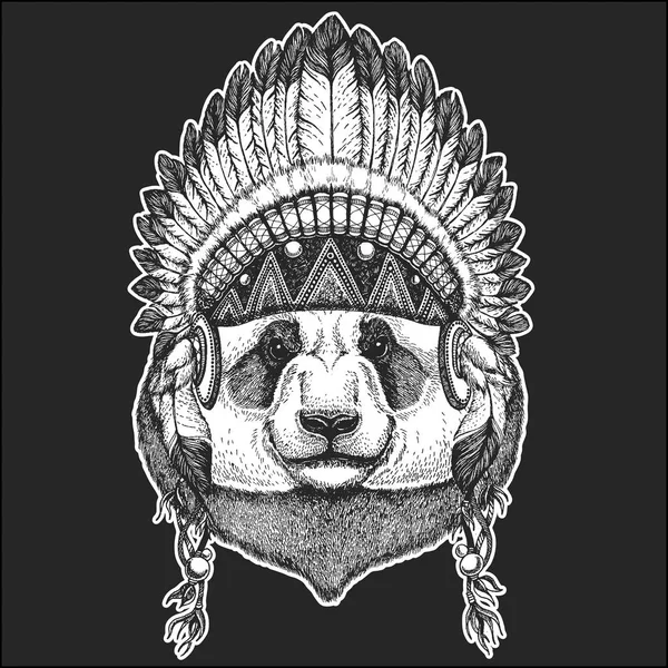 Oso Panda Oso de bambú Animal fresco con tocado indio nativo americano con plumas Estilo boho chic Imagen dibujada a mano para tatuaje, emblema, insignia, logotipo, parche — Archivo Imágenes Vectoriales