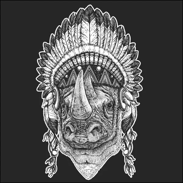 Rinoceronte, rinoceronte Animal fresco con tocado indio nativo americano con plumas Estilo boho chic Imagen dibujada a mano para tatuaje, emblema, insignia, logotipo, parche — Vector de stock