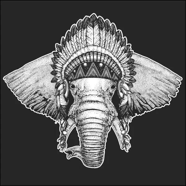 Elefante africano ou indiano Animal legal vestindo nativo americano cobertura para a cabeça indígena com penas Boho estilo chique Imagem desenhada à mão para tatuagem, emblema, crachá, logotipo, patch —  Vetores de Stock