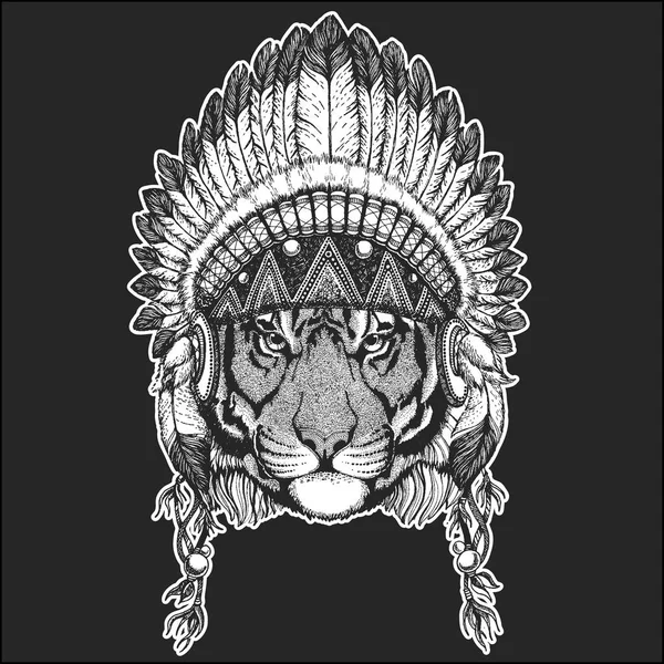 Tigre salvaje Animal fresco con tocado indio nativo americano con plumas Estilo boho chic Imagen dibujada a mano para tatuaje, emblema, insignia, logotipo, parche — Vector de stock