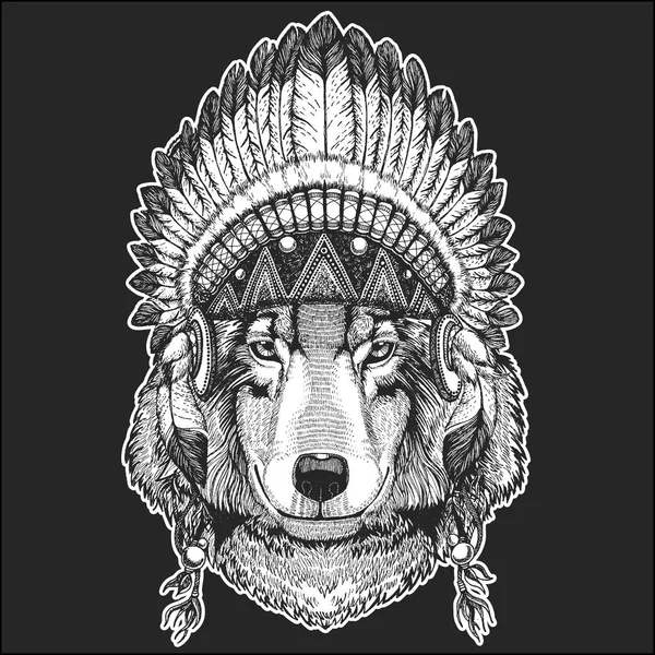 Lobo perro fresco animal usando nativo americano tocado indio con plumas estilo boho chic Imagen dibujada a mano para tatuaje, emblema, insignia, logotipo, parche — Vector de stock