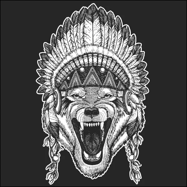 Lobo Perro Animal salvaje Animal fresco con tocado indio nativo americano con plumas Estilo boho chic Imagen dibujada a mano para tatuaje, emblema, insignia, logotipo, parche — Vector de stock