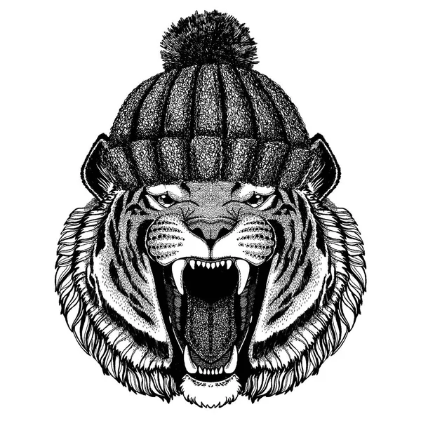 Wild tiger Cool dier draagt gebreide wintermuts. Warme hoofdtooi muts Kerstmuts voor tatoeage, t-shirt, embleem, badge, logo, patch — Stockvector