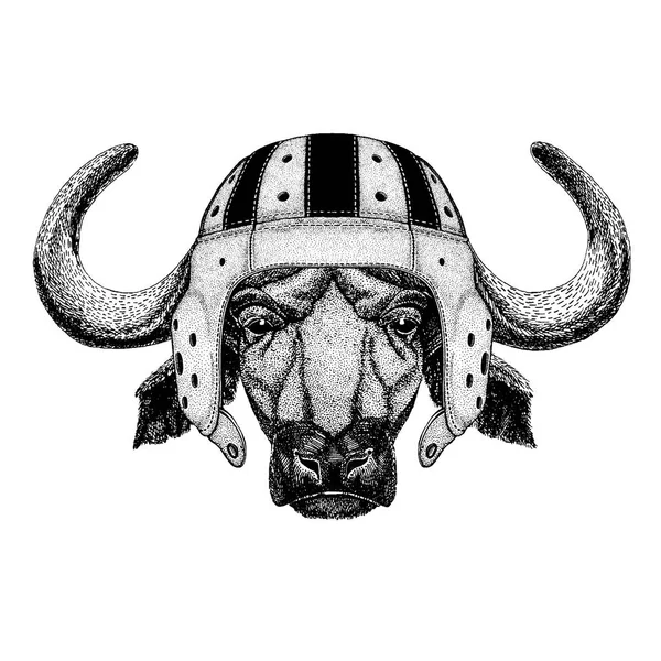 Cool animal con casco de rugby Juego de deporte extremo Búfalo, toro, buey Ilustración dibujada a mano para tatuaje, emblema, insignia, logo parche camiseta — Vector de stock
