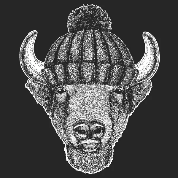 かわいい動物を着てニット冬帽子水牛、バイソン、牛、牛の手描画イメージのタトゥー、エンブレム、バッジ、ロゴ、パッチ — ストックベクタ
