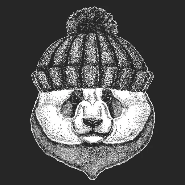 Söt djur bär stickad vinter mössa Panda bear Hand ritade bilden för tatuering, emblem, badge, logotyp, patch, t-shirt — Stock vektor