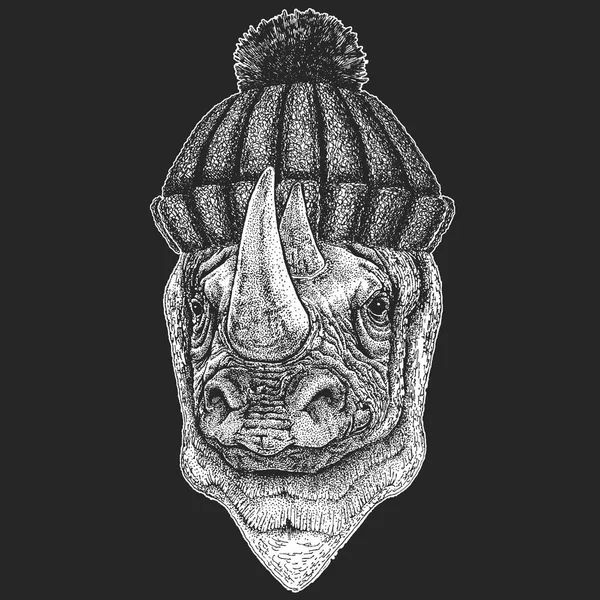 Bonito animal vestindo chapéu de inverno de malha Rhinoceros, rinoceronte ilustração desenhada à mão para tatuagem, emblema, crachá, logotipo, patch, t-shirt — Vetor de Stock