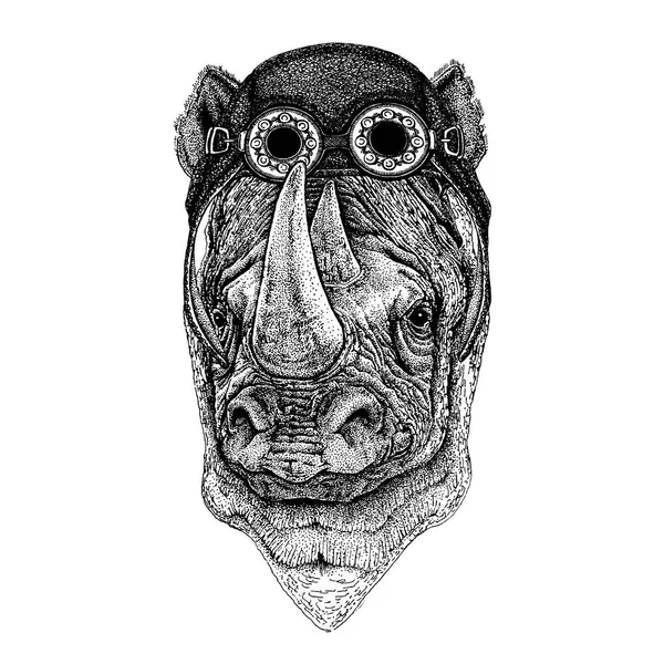 Animal bonito usando motocicleta, capacete aviador Rhinoceros, rinoceronte ilustração desenhada à mão para tatuagem, emblema, crachá, logotipo, remendo, t-shirt —  Vetores de Stock