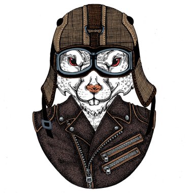 Bisikletli, motosikletli. Fare portresi. Deri bir kaskla. Motosiklet sembolü Çin mutlu yeni yıl 2020. Rock 'çı için hediye.