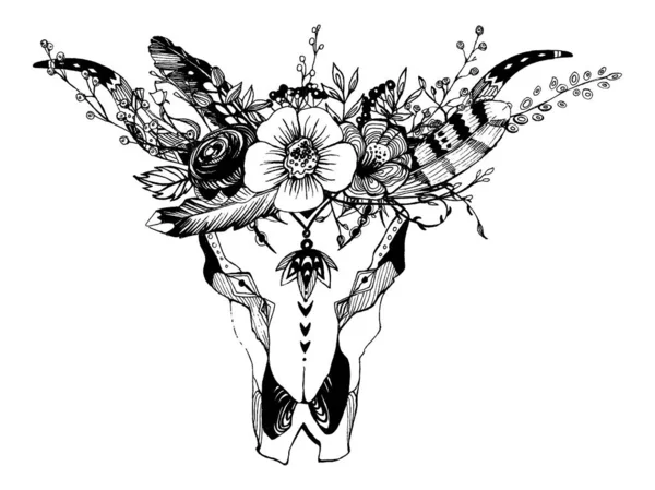 Mucca, bufalo, teschio di toro in stile tribale con fiori. Bohemien, boho vector illustration. Simbolo zingaro etnico selvaggio e libero . — Vettoriale Stock