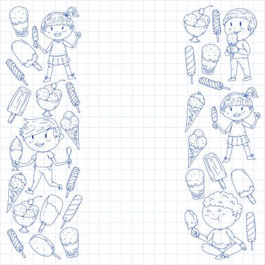 Küçük çocuklar dondurmayı yiyor. Yaz tatili. Tatlı meyve çöl.