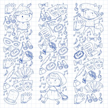 Performans, küçük çocuklarla tiyatro. Masal sahnelerindeki anaokulu çocukları. Kırmızı Başlıklı Kız ve Shakespeare Hamlet 'i sahneleyen genç oyuncular. Robin Hood kostümü.