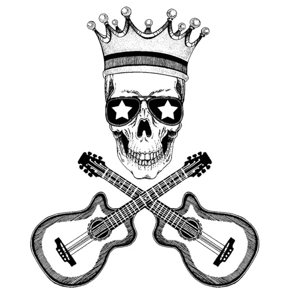 Calavera vectorial en corona con guitarras. Logo para camisa, póster musical — Vector de stock