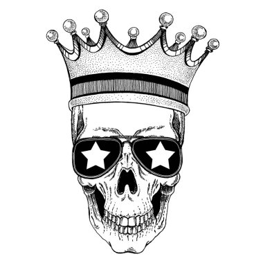 Disko müzik tarzında gözlük takan taç takan vektör kafatası.