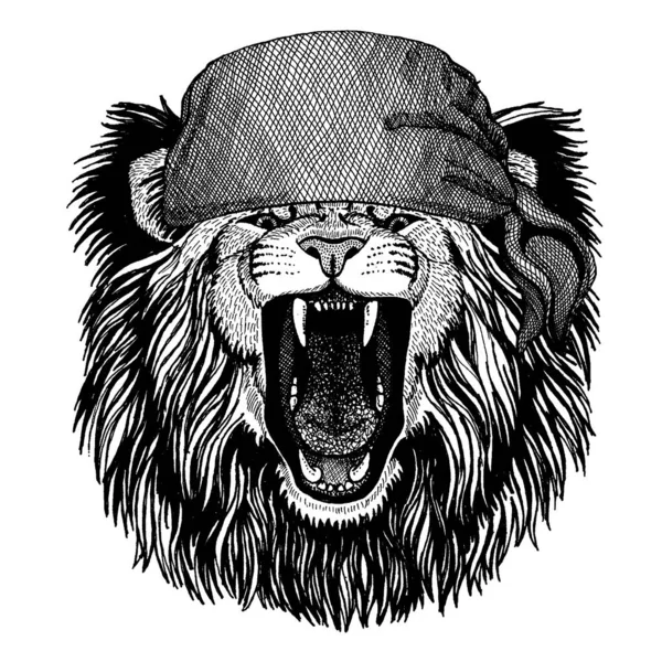 León. Animal salvaje con bandana pirata. Valiente marinero. Imagen dibujada a mano para tatuaje, emblema, insignia, logotipo, parche — Vector de stock