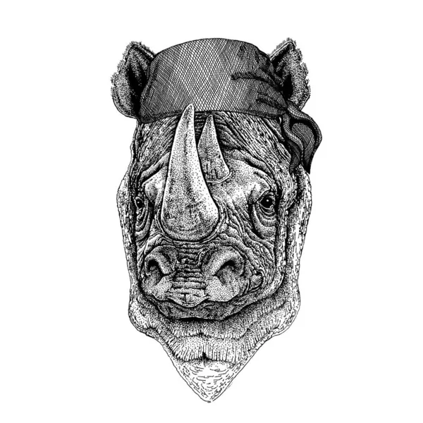 Rinoceronte, rinoceronte. Animali selvatici che indossano bandana pirata. Coraggioso marinaio. Immagine disegnata a mano per tatuaggio, emblema, distintivo, logo, patch — Vettoriale Stock