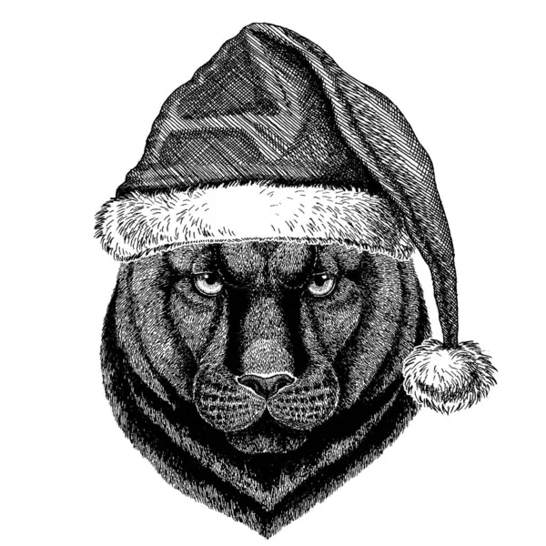 Pantera, puma, puma, dziki kot w świątecznym kapeluszu Świętego Mikołaja. Ręcznie narysowany obraz do tatuażu, emblematu, odznaki, logo, łaty — Wektor stockowy