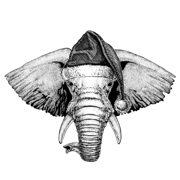 Elefante africano o indio con sombrero de Papá Noel de Navidad. Imagen dibujada a mano para tatuaje, emblema, insignia, logotipo, parche — Archivo Imágenes Vectoriales