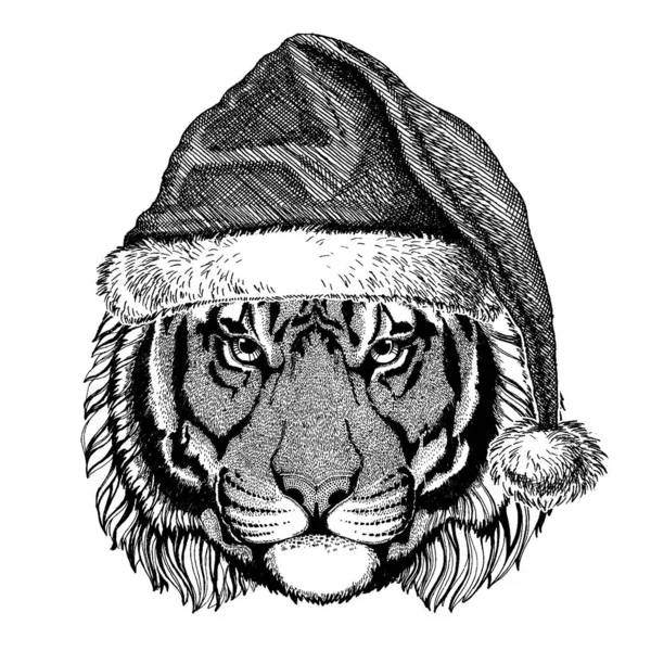 Tijger, wilde kat met kerstmuts op. Handgetekende afbeelding voor tatoeage, embleem, badge, logo, patch — Stockvector