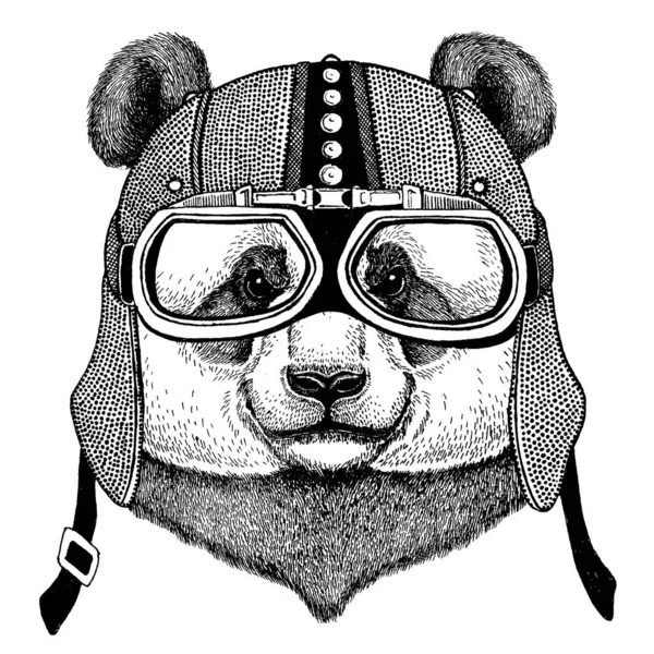 Панда, бамбуковый медведь в мотоцикле, воздушном шлеме. Байкерская иллюстрация для футболок, плакатов, гравюр . — стоковый вектор
