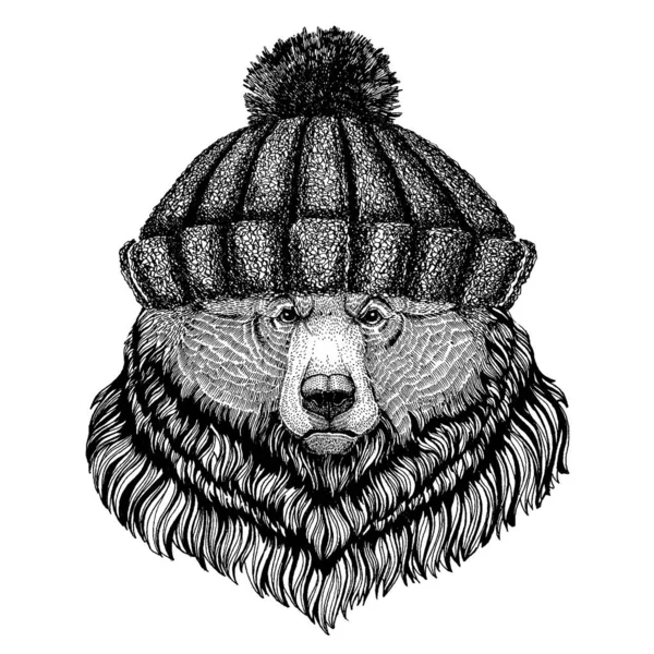 Urso Grizzly Urso selvagem grande Animal fresco usando chapéu de inverno de malha. Gorro de Natal de gorro de cobertura para a cabeça quente para tatuagem, t-shirt, emblema, emblema, logotipo, patch — Vetor de Stock