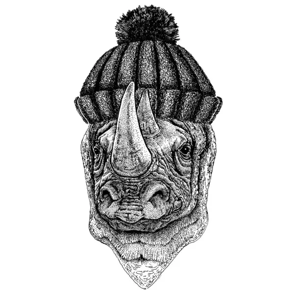 Nosorožec, nosorožec Chladné zvíře v pleteném zimním klobouku. Teplá čelenka čepice na tetování, tričko, znak, odznak, logo, náplast — Stockový vektor