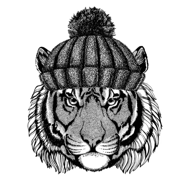 Tigre salvaje Animal fresco con sombrero de invierno de punto. Gorro de tocado caliente Gorra de Navidad para tatuaje, camiseta, emblema, insignia, logotipo, parche — Vector de stock