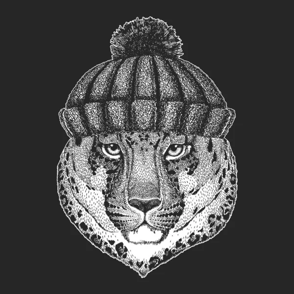 Leopardo, cara de jaguar. Sombrero de punto de invierno. Retrato de animal salvaje . — Vector de stock