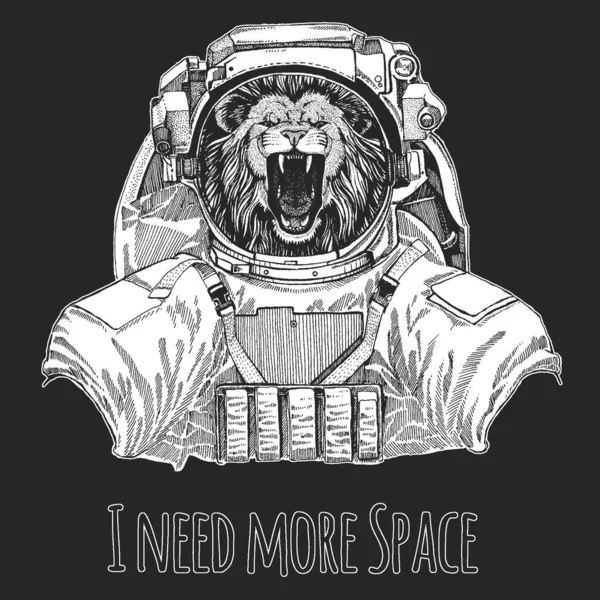 사자 머리. 우주 비행사, 스파이 맨. 우주복을 입은 야생 동물. 야생 동물 사진. 아프리카 고양이의 얼굴. — 스톡 벡터