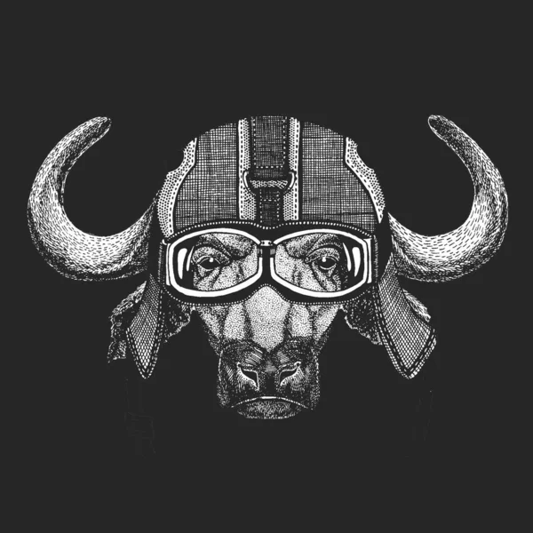 Ritratto di bufalo, bisonte, toro, mucca. Casco moto vintage in pelle. Viso di animale . — Vettoriale Stock