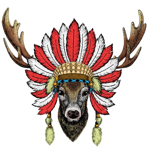 鹿的肖像。野生动物的头。印度头饰与羽毛。Boho风格. — 图库矢量图片