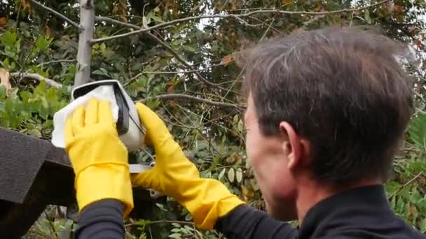 Close Up Um técnico de CCTV masculino limpando uma câmera de vigilância de segurança ao ar livre — Vídeo de Stock