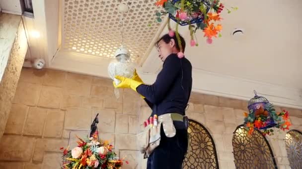 Hombre conectar, instalar araña redonda en guantes con herramientas en lámpara de cambio de bolsillo — Vídeo de stock