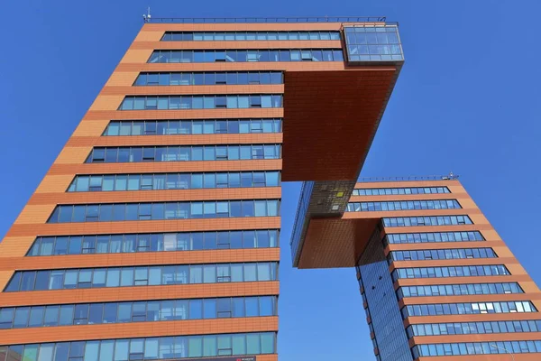 Дві адміністративні будівлі, пов'язані складним переходом на рівні верхніх ярусів Стокова Картинка