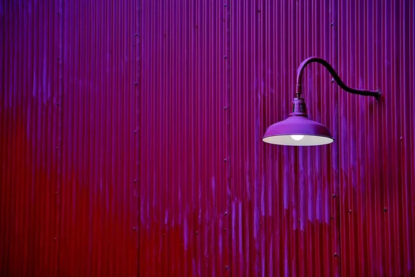 Die Violette Laterne Einer Violetten Wand Wellwandhintergrund Stilisierte Straßenlaterne Auf Stockbild