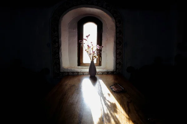 Bouquet Table Rays Bright Sunin Dark Room Sunlight Penetrating Narrow — Stock Photo, Image