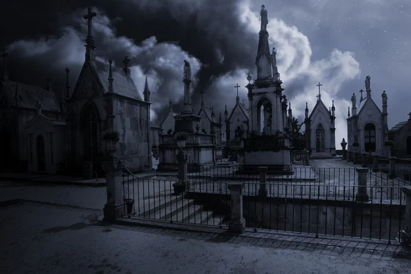Espeluznante cementerio europeo antiguo iluminado por la luna — Foto de Stock