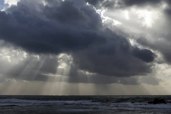 Ciel de mer orageux avec rayons de soleil — Photo