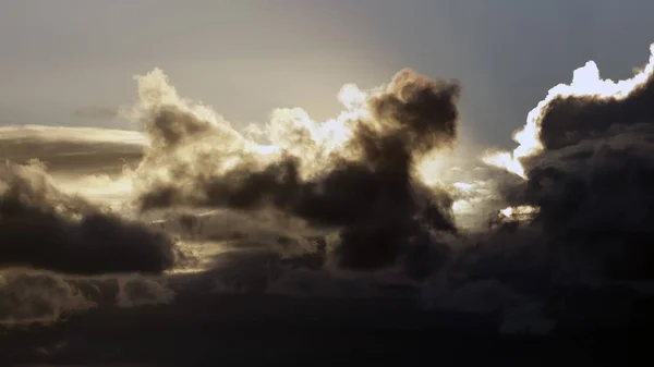 Dramaattinen pilvi auringonlaskun aikaan — kuvapankkivalokuva