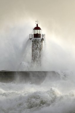 Fırtınalı dalgaları ile kaplı eski deniz feneri