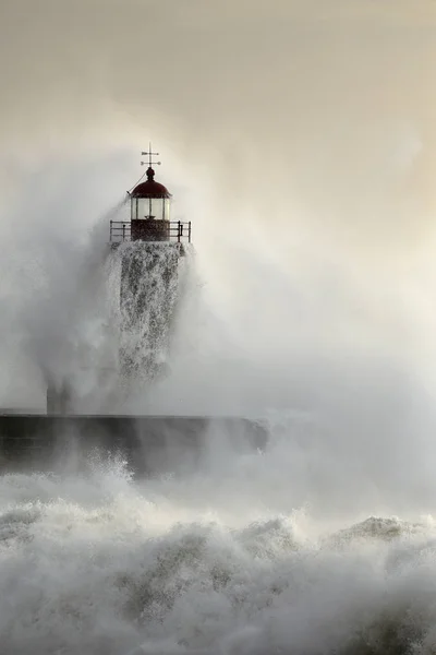 Gamle fyrtårn under kraftig havstorm - Stock-foto