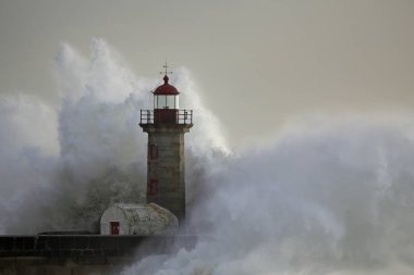 Deniz feneri üzerinden fırtınalı dalga