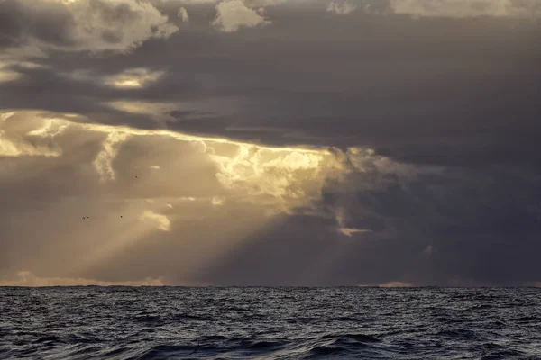 Puesta de sol nublado rayos de sol — Foto de Stock