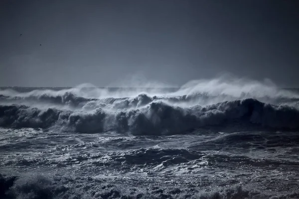 Ondes orageuses approchant la côte — Photo