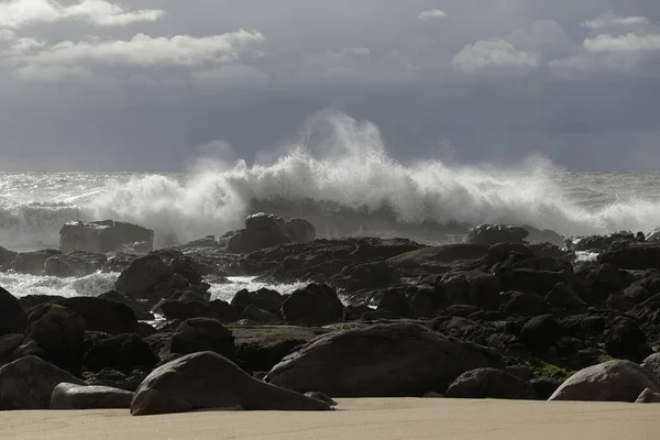 Rompere le onde contro le rocce — Foto Stock