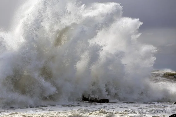 Spruzzi d'onda marina — Foto Stock