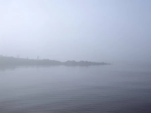 Спортивные рыбаки, потерявшиеся в тумане — стоковое фото